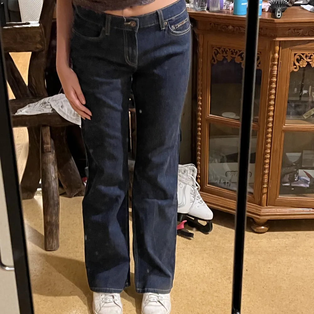 Skit snygga mörkblåa dkny jeans i strl 38 men passar även större då dom sitter löst på mig och är stretchiga! (Aldrig använda). Jeans & Byxor.