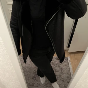 Vinter jacka - Säljer min super fina jacka för 300+frakt. Har använt den 1 gång då den inte passar längre. Den är i jätte bra skick inget slitet alls. Köpt i Na-kd i storlek 34🫶🏼 Kontakta för fler bilder🫶🏼 Buda!!🙌🏼🙌🏼