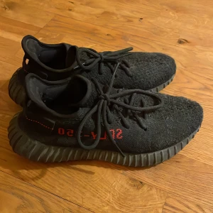 Yeezy 350 breds - Inköpta på Sneakersnstuff. I använt skick med ett litet hål, enkelt att laga. Därav priset.
