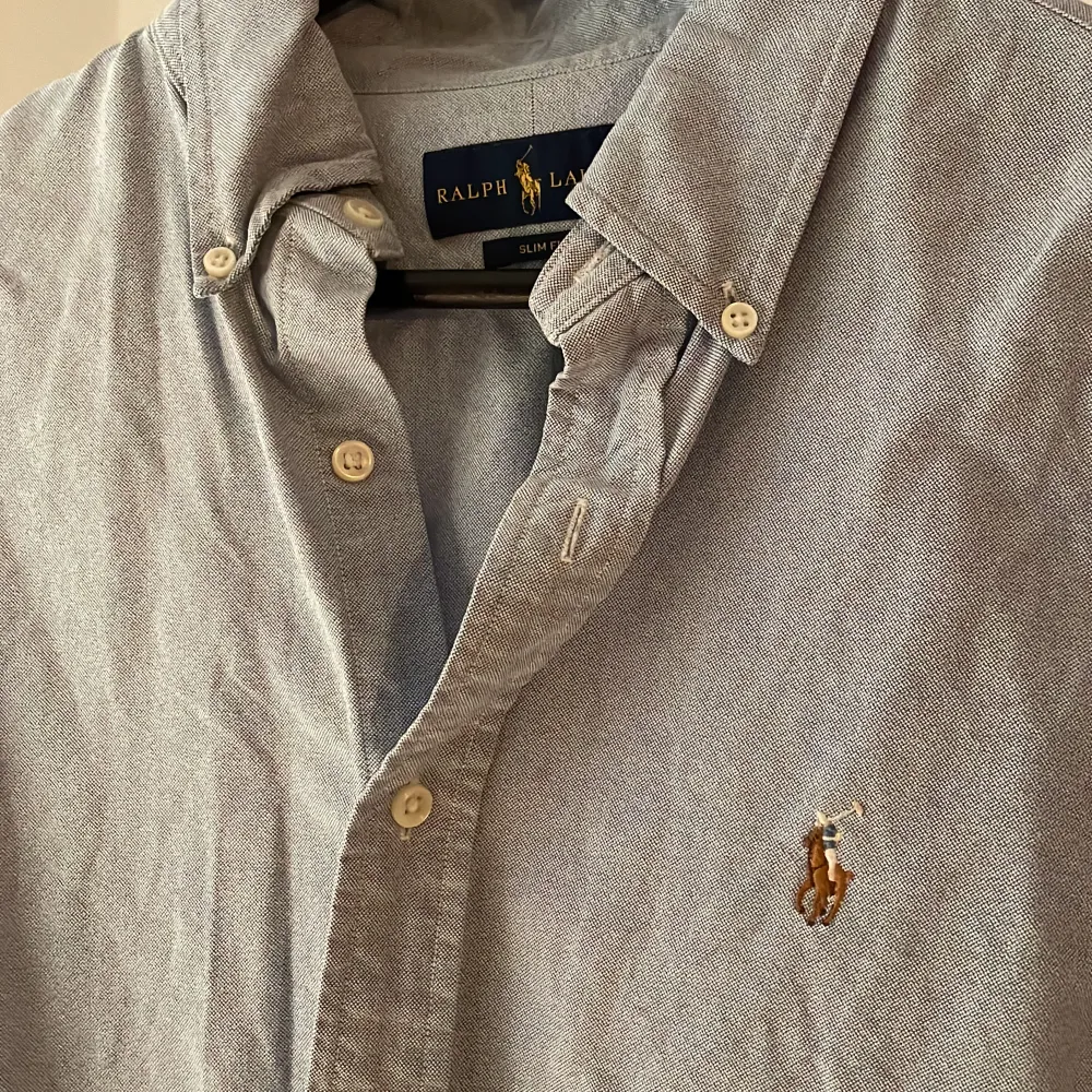 Ljusblå Ralph Lauren skjorta, storlek M. Skjortor.
