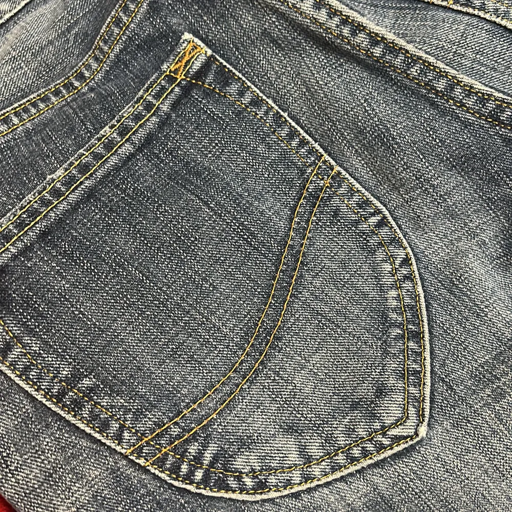 Jeans som aldrig varit till användning då de är för små. Har vanligtvist storlek S/M, dessa är XS/S. 42cm i låren, 72cm i midjan. . Jeans & Byxor.