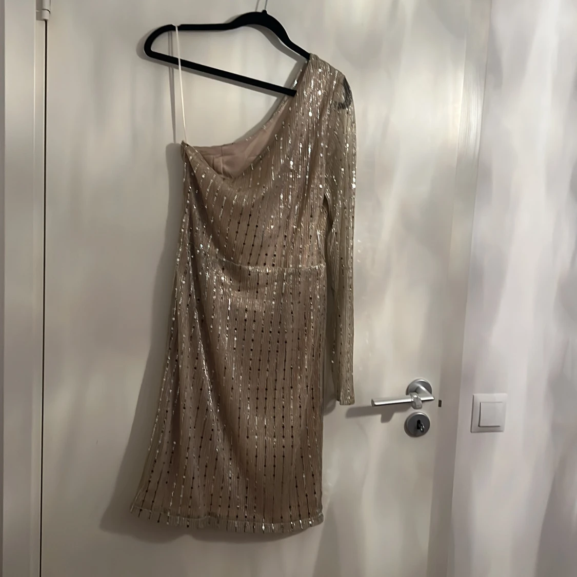 Guld klänning använd 1 gång !  - 90