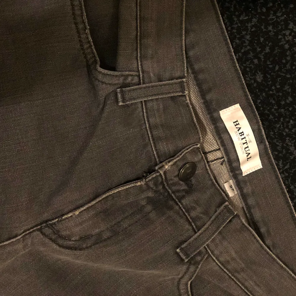Fina och häftiga lågmidjande jeans i stlk 27. Dem är gjorda i ordentligt material och är inte så stretchiga. Inte använda då dem inte passade mig vilket medför att dem även är i mycket bra skick. . Jeans & Byxor.