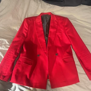 River Island - Röd blazer  - Blazer jag köpte för ett tag sen och hade på mig på halloween när jag var utklädd till the ”weeknd”, har bara använts en gång och är än idag i väldigt bra skick. Blazern är dual breasted med 2 knappar. 