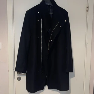 Varm kappa  - Ganska varm och skön kappa med lite av en mer ”edgy stil” som jag köpt för ca 1 år sen. Har bara använt den en gång och den letar efter en ny ägare. Går ganska bra ihop med de mesta stolarna :) 