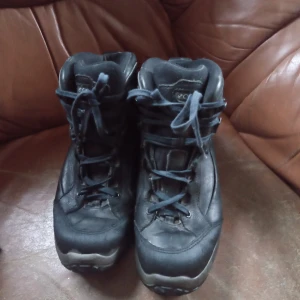 Gore-Tex Ecco känga svart stl 43 . - Fina och välvårdadade Gore-Tex Ecco känga svart stl 43 med snörning och vattenavvisande sparsamt använda inget slitage finnes .hämtas i Skene alt skickas o köpare betalar frakten o Swishbetalning tillämpas alt kontant betalning 