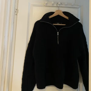 Svart stickad tröja - Svart stickad tröja från bikbok i storlek M