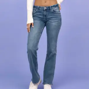 Säljer mina helt slutsålda jeans från H&M som är helt nya med prislappen kvar💕Säljer jeansen då jag fick dom i present och kunde inte lämna tillbaka dom💕😊