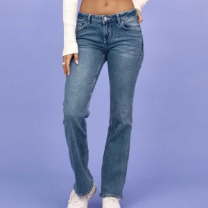 H&M jeans - Säljer mina helt slutsålda jeans från H&M som är helt nya med prislappen kvar💕Säljer jeansen då jag fick dom i present och kunde inte lämna tillbaka dom💕😊