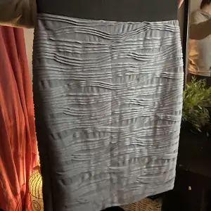Superfin kjol knappt använd då jag köpte fel storlek. Går att vika in resåren om man vill det sitter fint efter kroppen 