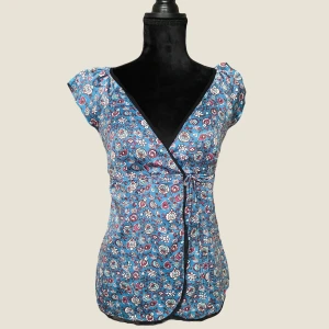 EDC blus - Jättefin fest eller vardags blus med v-ringning. Otroligt fint skick och tunt lent material.  