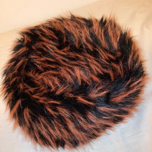 Fuskpäls hatt - Snyggaste hatten jag ägt, höjer typ varje outfit! Säljer pga bytt stil. Orange och svart, superfurry, onesize för står ingen storlek på. Går bra att komma förbi mig i Skanstull å testa om man vill vara säker på storleken! Har väl själv medelstort huvud. 
