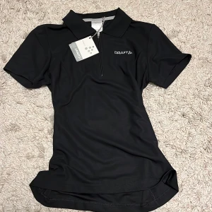 Craft piké - Helt ny piké från CRAFT, prislapp sitter kvar på. Nypris 545kr. 