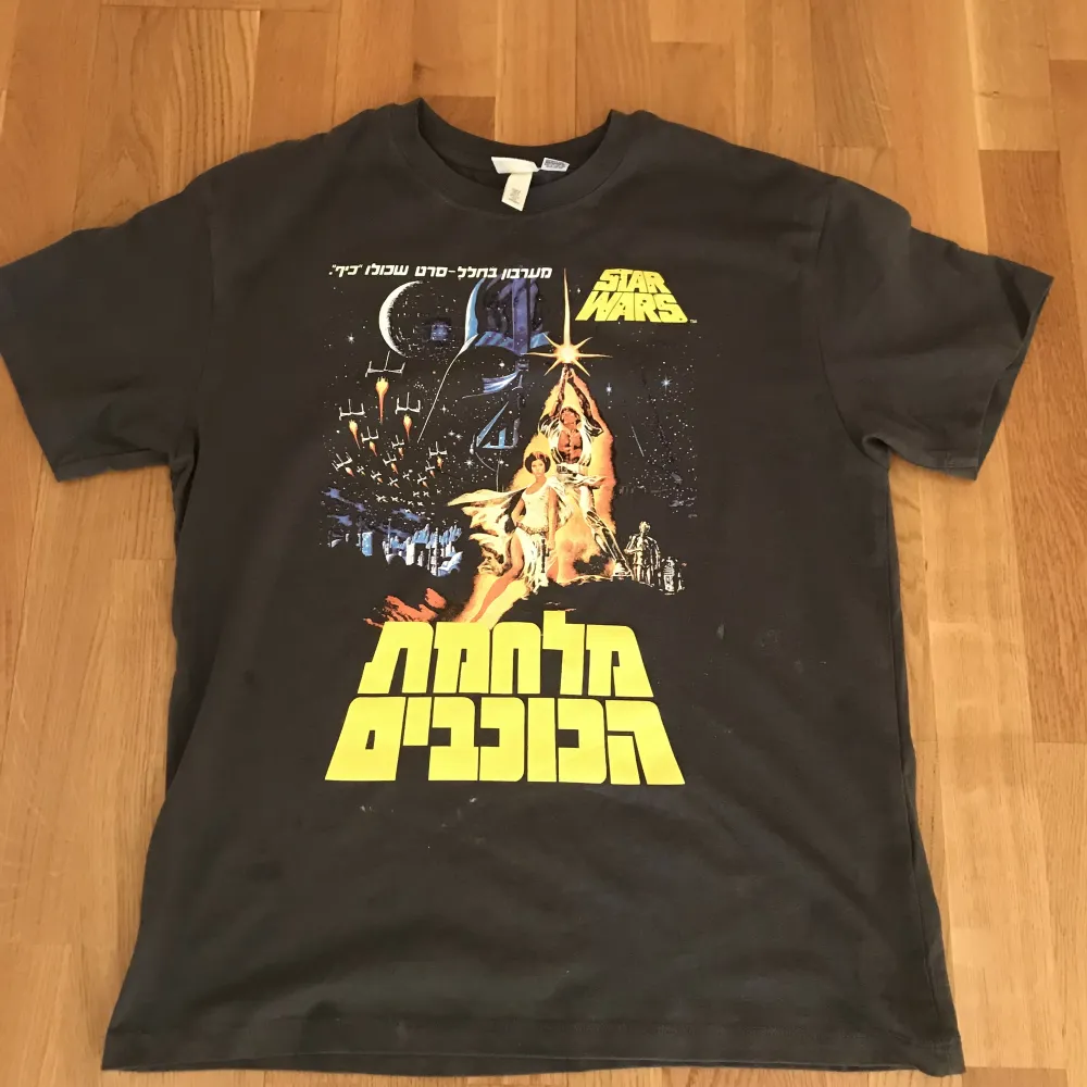 Säljer den gråa t-shirt med star wars tryck på. Texten är gul men själva trycket är multifärgat som man ser på bilden. Säljer pga av för lite användning då den är typ oanvänd.. T-shirts.