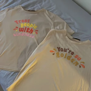 T-shirts! -   Jag säljer mina två supermjuka t-shirts. Båda har citat från Harry Styles låtar🥰 Perfekt om du gillar Harry eller bara vill ha sköna tröjor att kunna ha hemma tex.  Den ena har en liten fläck där nere därav priset. Sitter normalt, pris för båda‼️