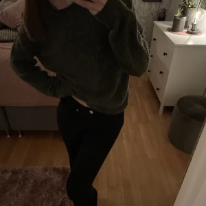 Stickad tröja - Säljer nu denna jättesnygga mörkgråa stickade tröjan, den är jätteskön å i bra skick, säljer då den inte kommer till användning! Skriv för intresse💗