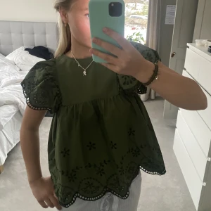 Grön blus - Mörkgrön blus från zara, som ny kanot andvänd köpt för 399kr