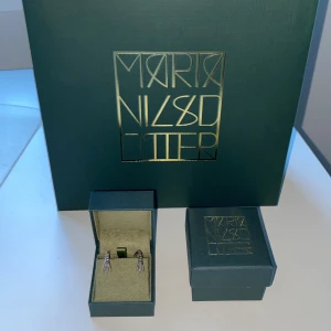 Maria Nilsdotter örhängen  - Intressekoll på dessa supersnygga örhängena från Maria Nilsdotter, kan även vara intresserad av ett byte 💕nypris 1795kr styck. Säljer båda för 2900