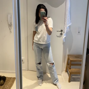 Blåa jeans - Säljer dessa fina blåa jeans från Gina Tricot i strl 34 i fint skick. Priset är exklusive frakt🫶🏽