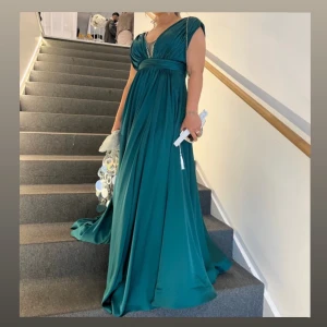 Festklänning, Klänningar  - Grön festklänning, Använd endast en kväll. 