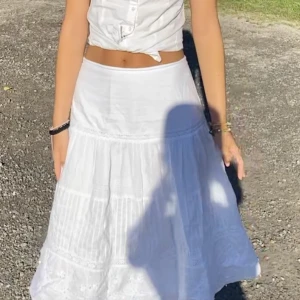 ✨💐LÅNG VIT LINNE SOMMARKJOL💐✨ - Bud på 250 kr. Längd: 68cm som lågmidjad lång vit linnekjol, storlek M, men jag på bilden är en S så den funkar också med en säkerhetsnål. Finns en fläck på kjolen se bild 3. Inget man tänker jättemycket på när man har den. Frakt: 30 kr🤍✨är 168 🥰