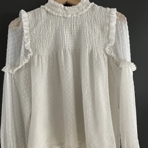 Vit fintröja  - Säljer min fina tröja som är i superfint skick. Skriv privat för mer info och bilder💕