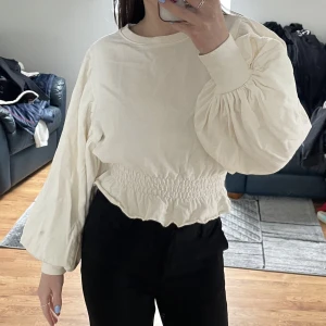   Blus från Zara  - Köpte detta fina plagg från Zara i London, men säljer tyvärr. Känner att det inte är min stil längre. Hör gärna av er vid frågor ✨ pris kan diskuteras 