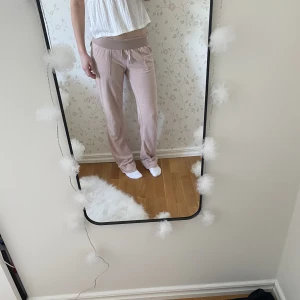 Juicy Couture mjukisbyxor - Säljer dessa populära mjukisbyxor från Juicy Couture (äkta) i storlek XS. Så fina om man viker ner de som passar bilden så blir de lågmidjade. Pris kan diskuteras ❤️‍🔥