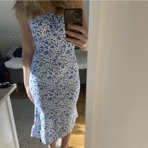 Så fin Klänning  - Blommig klänning som formar kroppen så fint!! Passar super nu till våren & sommaren! ❤️  I nyskick!    (lånade bilder) 