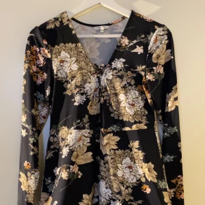 Klänning  - Elegant klänning som är knappt använt. 