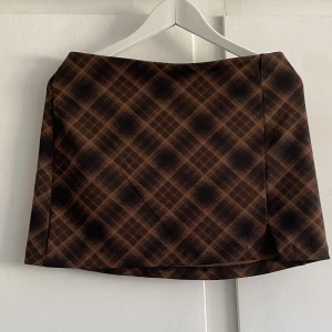 Brun rutig kjol - Brun rutig kjol, kort, sommrig och skön