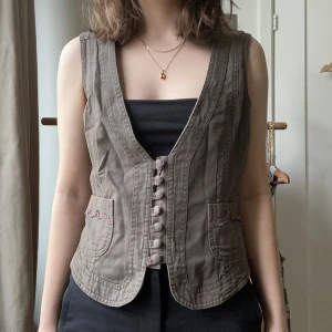 Väst 2000-tal - Cool Väst köpt för ca 20 år sen. Det står storlek 40, men jag skulle säga att den passar 36-38.