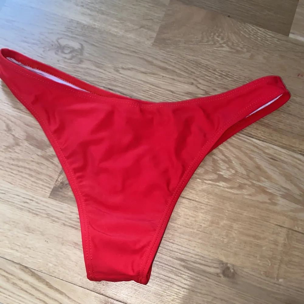 Säljer en bikini under del som är röd och ska vara en i storlek S men jag tycker de är en XS. Sitter jätte fint på men är förlåten för mig så aldrig använt. Säljer för 40 kr . Övrigt.
