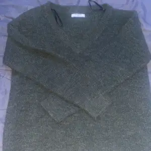 stickad tröja från pieces säljer den pga att den tyvärr är jätte stor. färgen är mellan grå och militär grön.