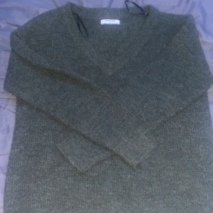 stickad tröja - stickad tröja från pieces säljer den pga att den tyvärr är jätte stor. färgen är mellan grå och militär grön.