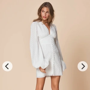 Adoore klänning - Kollar intresse för denna vita adoore klänning. Perfekt till student, köpte denna för att ha till min studenten, men har hittat en annan som passar mig bättre. Lappar finns kvar! Slut på hemsidan! Stl 34 säljer för 1200kr💕