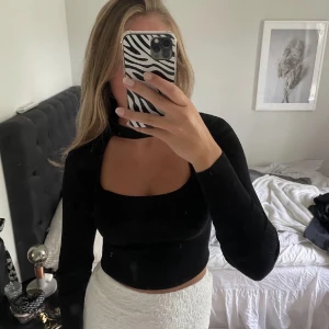 Topp zara - Säljer denna toppen från zara storlek S🫶🏼 inga tecken på användning den är som ny!