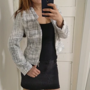 Kavaj s/xs - En elegant kavaj i nytt skick. Knappt använd. Säljer på grund av att den inte är min stil. Passar både S och xs. 