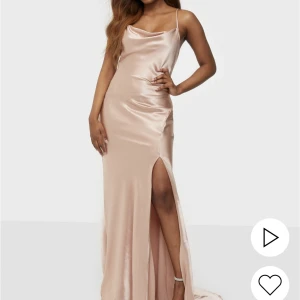 Balklänning  - Säljer denna drömlika balklänning helt oanvänd med lappen kvar i storlek 38 som jag säljer då jag valde en annan färg. Skriv så skickar jag egna bilder🥰 nypris 1099