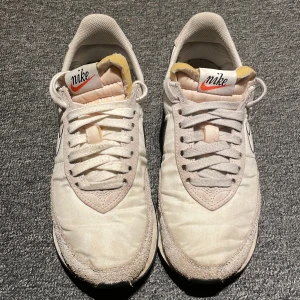 Nike waffletrainer 2 - Storlek:41. Använda men fortfarande i bra skick. Nypris- över 1000kr Pris kan diskuteras. Kan både mötas upp i Jönköping eller posta.