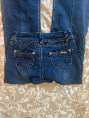 Bootcut jeans  - Assnygga lågmidjade bootcut jeans me  coola fickor! Tyvär för små!Meinjear W25 L34 Midjemåttet rakt över 31 Midjemåttet runt 59 Innerbenslängd 74 