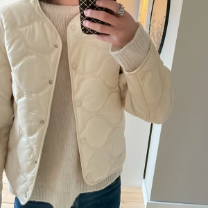 Vårjacka - Jacka ifrån mango perfekt till våren, fint skick. Använd ca 2 gånger, färgen är kräm vit som man kan se på bilden. 