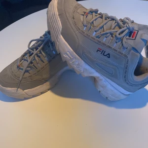 Gråa fila skor  - Gråa fila skor, lite smutsiga men går nog att tvätta. Ordinarie pris runt 1000kr. Skriv om ni vill förhandla om priset.