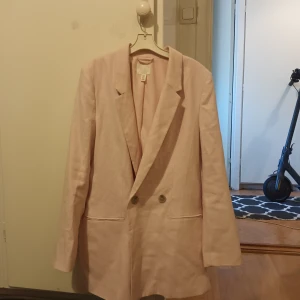 Baby /ljus- rosa kavaj - Denna kavaj är i nytt skick och är dessutom oröd. Strl xs passar S också , sitter inte helt tight men sitter figurSydd