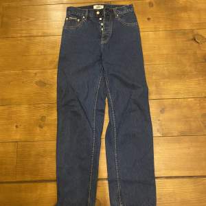 Eytys Benz Jeans i mörkblå färg. Jätte bra skick, knappt använda. Fraktas från Amsterdam. Original pris: 2500 kr