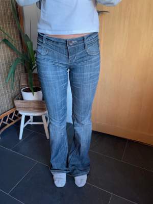 Retro jeans i snygg färg, är för långa på mig som är 165cm