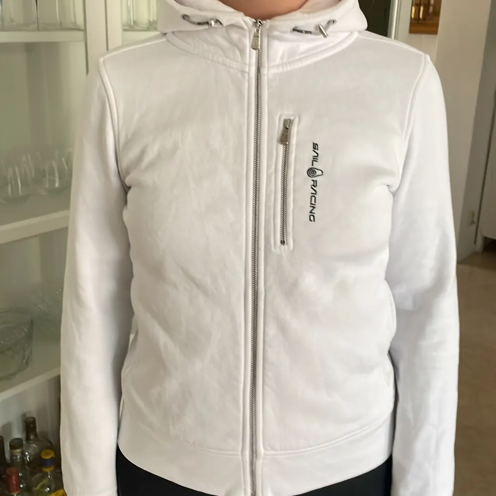 Säljer min vita Sail racing hoodie då den inte kommer till användning❤️Inga fel med den och använd Max 5 gånger❤️. Hoodies.