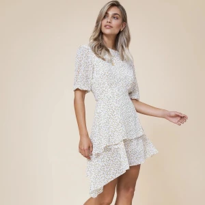 Adoore asymmetric dress lemon - Gul blommig klänning från Adoore i storlek 40. Använd två gånger 💛 