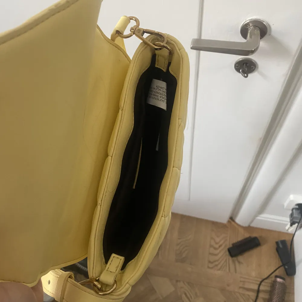 Super fin gul väska från zara. Väskor.