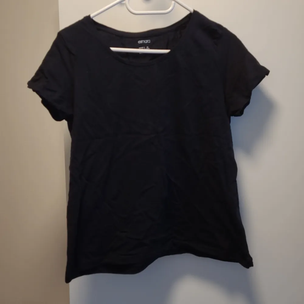 Size 40/42 used and in good condition black shirt. Feel free to contact us in Swedish or English. . T-shirts.